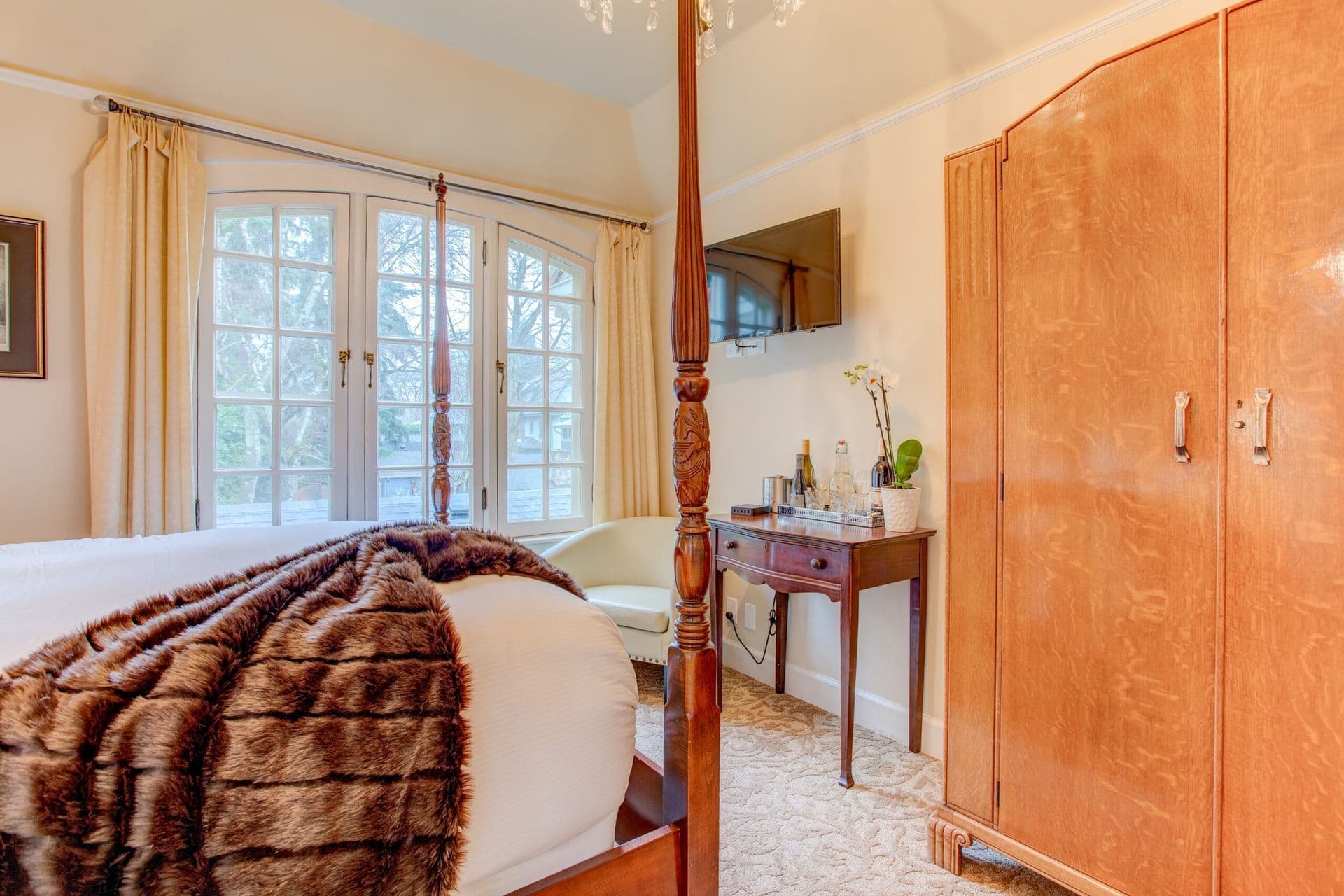 Four-poster bed, desk and chair in the Ulysses & Julia Room