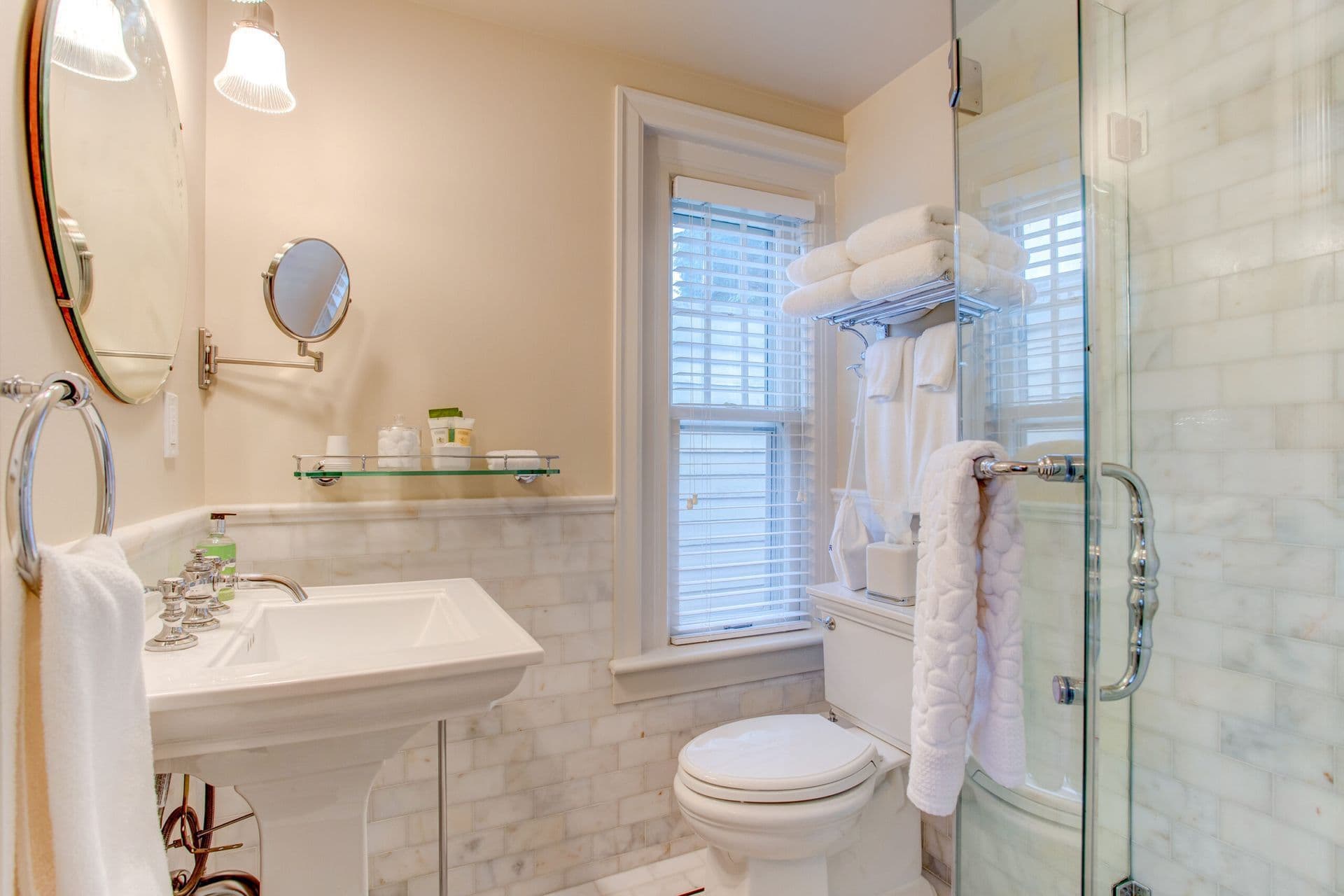 Bathroom with a toilet, sink, mirror and shower